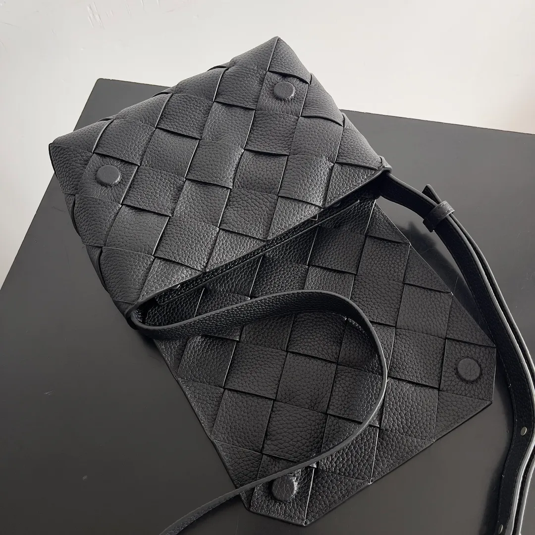 Batch 1860 BOTTEGA VENETA new Diago crossbody bag The diagonally built dynamic silhouette shows unique ingenuity. As a member of the B family's early autumn series, it uses the highest quality calfskin. The entire bag is softer, thicker and heavier, and durable. It is equipped with an adjustable strap. The texture of the 3cm wide leather strap is very similar to the litchi pattern. It is slightly stiffer than the litchi pattern. It is low-key, luxurious and full of connotation. It is refreshing and comfortable to match the upper body. Hu Yitian was also successfully captured by it. Style number: 795637 Size: 22.5*16.5*5.5cm